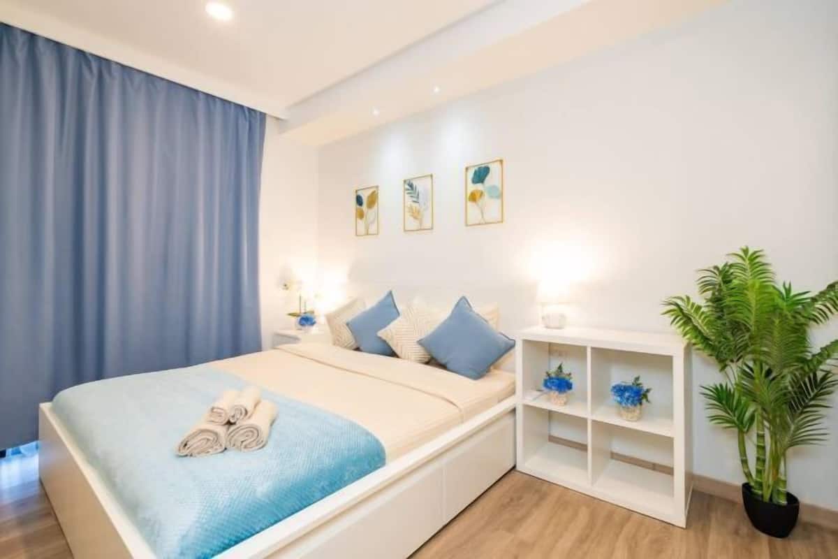 Desk, soundproofing, free cribs/infant beds, free WiFi