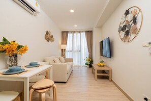Apartament superior, 1 dormitori, no fumadors, balcó | Sala d'estar | Televisor LCD 