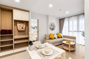 อพาร์ทเมนท์สำหรับครอบครัว, 2 ห้องนอน, ปลอดบุหรี่, ระเบียง | บริเวณนั่งเล่น | ทีวีจอแอลซีดี