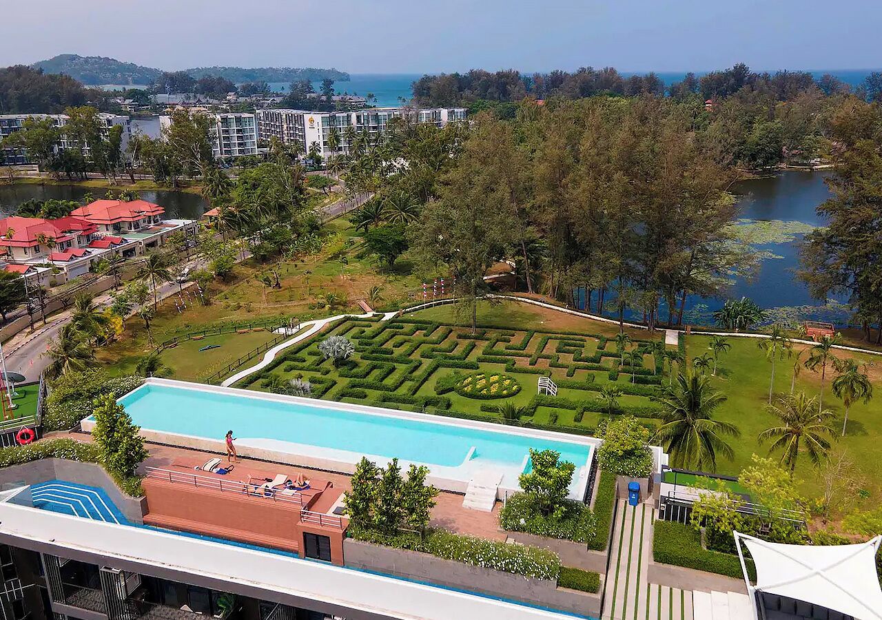 2 piscines extérieures, parasols de plage, chaises longues
