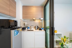 Standard Apartment, Non Smoking, Balcony | Private kitchen