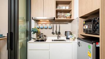 標準公寓, 非吸煙房, 陽台 | 私人廚房 | 電冰箱、微波爐、爐台、鍋具/餐盤/廚房用品