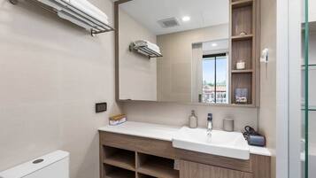 Departamento básico, para no fumadores, balcón | Baño | Regadera, amenidades de baño gratuitas, secadora de cabello, toallas