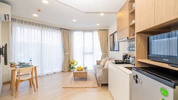 Căn hộ Tiêu chuẩn, không hút thuốc, ban công | Khu phòng khách | TV LCD