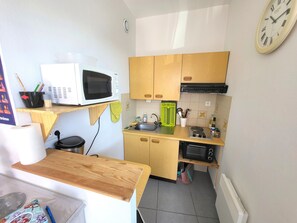 Refrigerador, microondas, parrilla de estufa y cafetera y tetera