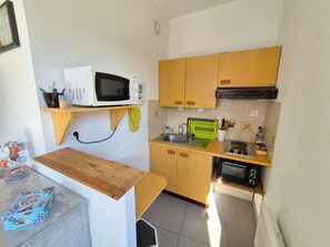 Coffee/tea maker, fridge, microwave, stovetop - Bright Studio Near Beach and Shops in Les Sables-d'Olonne Pets Allowed (Les Sables-d'Olonne)