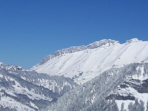 A snow-covered mountain range with clear skies. - Cozy ski-in studio with parking, pets allowed (Notre-Dame-de-Bellecombe)