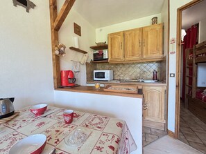 Refrigerador, placa de cocina, cafetera/tetera