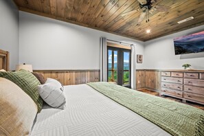 4 bedrooms, desk, iron/ironing board, free WiFi