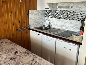 Réfrigérateur, micro-ondes, plaque de cuisson, lave-vaisselle