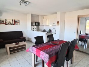 Dining - Spacious apt for 6 with AC and parking (Valras-Plage)