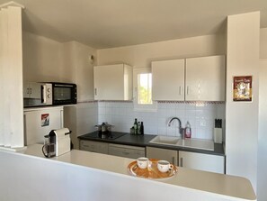 Fridge, microwave, dishwasher, coffee/tea maker - Spacious apt for 6 with AC and parking (Valras-Plage)