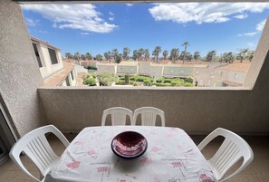 Outdoor dining - Spacious apt for 6 with AC and parking (Valras-Plage)