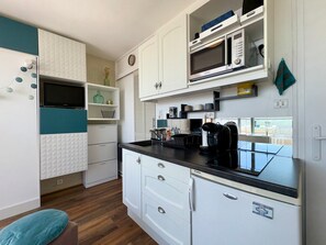 Kylskåp, mikrovågsugn, spishäll och brödrost
