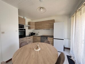 Kylskåp, mikrovågsugn, ugn och spishäll