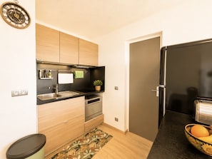 Kühlschrank, Mikrowelle, Herdplatte, Toaster