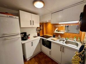 Kylskåp, mikrovågsugn, spishäll och diskmaskin