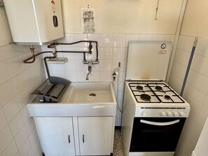 Kühlschrank, Mikrowelle, Ofen, Herdplatte