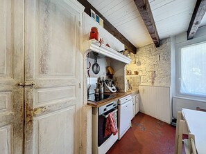 Fridge, oven, coffee/tea maker