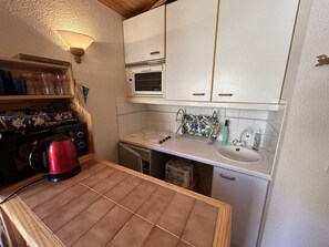 KĂŒhlschrank, Mikrowelle, Ofen, GeschirrspĂŒler