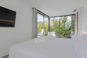 4 bedrooms, in-room safe, iron/ironing board, free WiFi