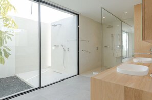 Dusche, Haartrockner, Handtücher