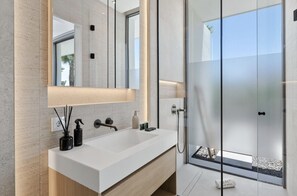 Douche, sèche-cheveux, serviettes fournies