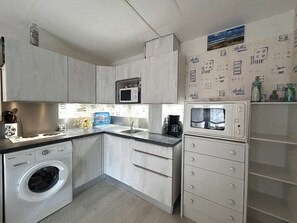 Fridge, microwave, oven, stovetop - 2-room Apt for 4 near beach with terrace, garage, St Hilaire de Riez (Saint-Hilaire-de-Riez)