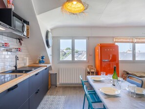 Mikrovågsugn, diskmaskin, kaffe- och tebryggare och brödrost