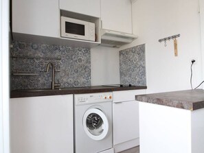 Fridge, microwave, stovetop, coffee/tea maker - Renovated studio in Balaruc-les-Bains, near Thermal Baths (Balaruc-les-Bains)
