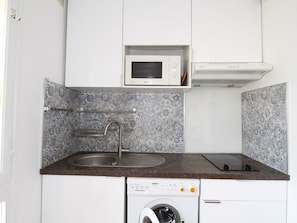 Kühlschrank, Mikrowelle, Herdplatte, Wasserkocher mit Kaffee-/Teezubehör