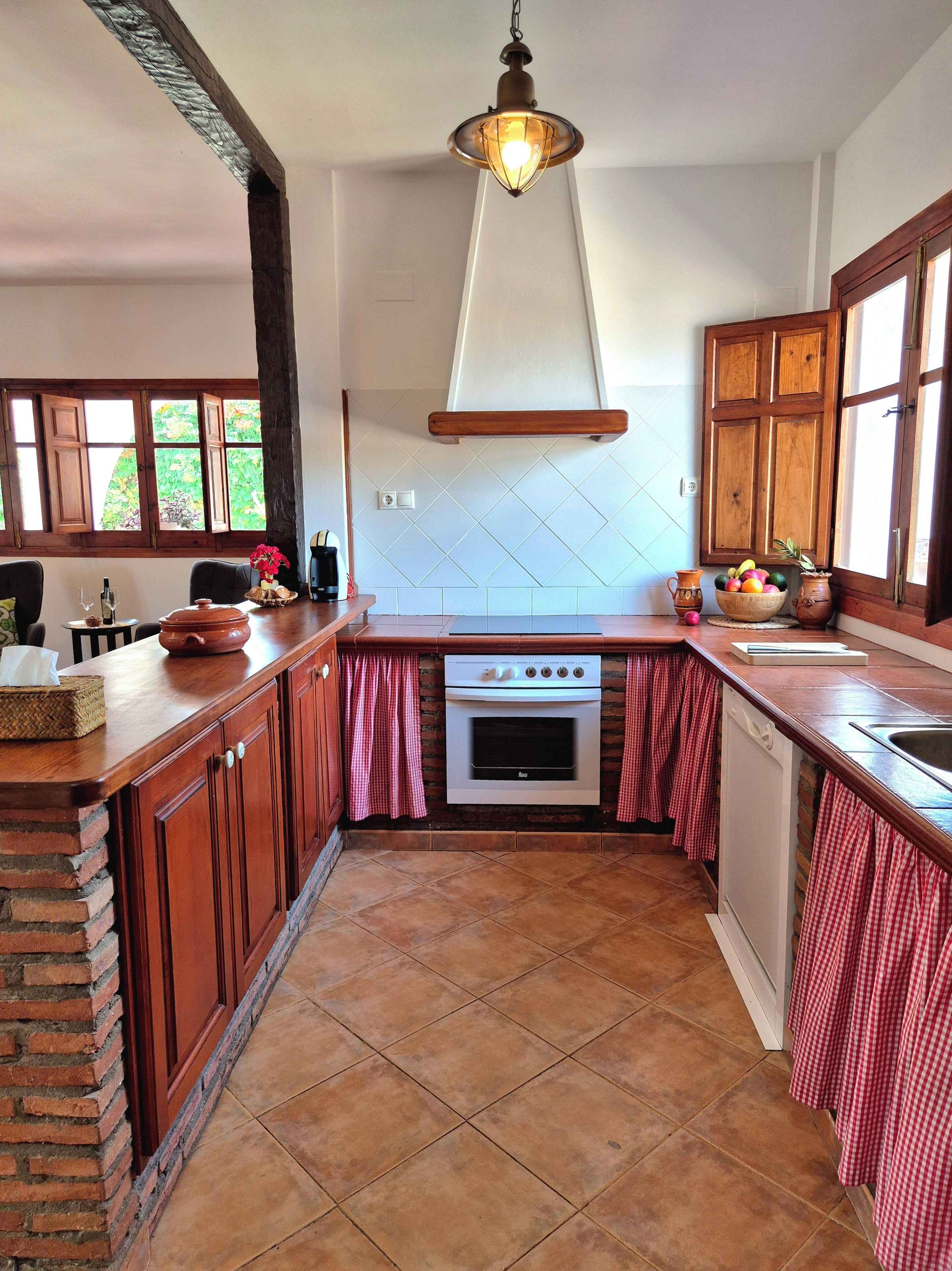 Microondas, horno, placa de cocina y lavavajillas