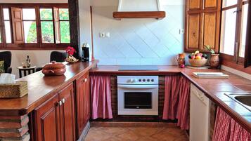 Microondas, horno, placa de cocina y lavavajillas