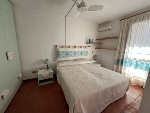 Een strijkplank/strijkijzer, beddengoed