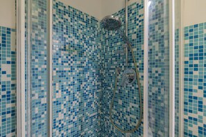 Dusche, Haartrockner, Handtücher, Seife