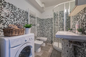 Douche, sèche-cheveux, serviettes fournies