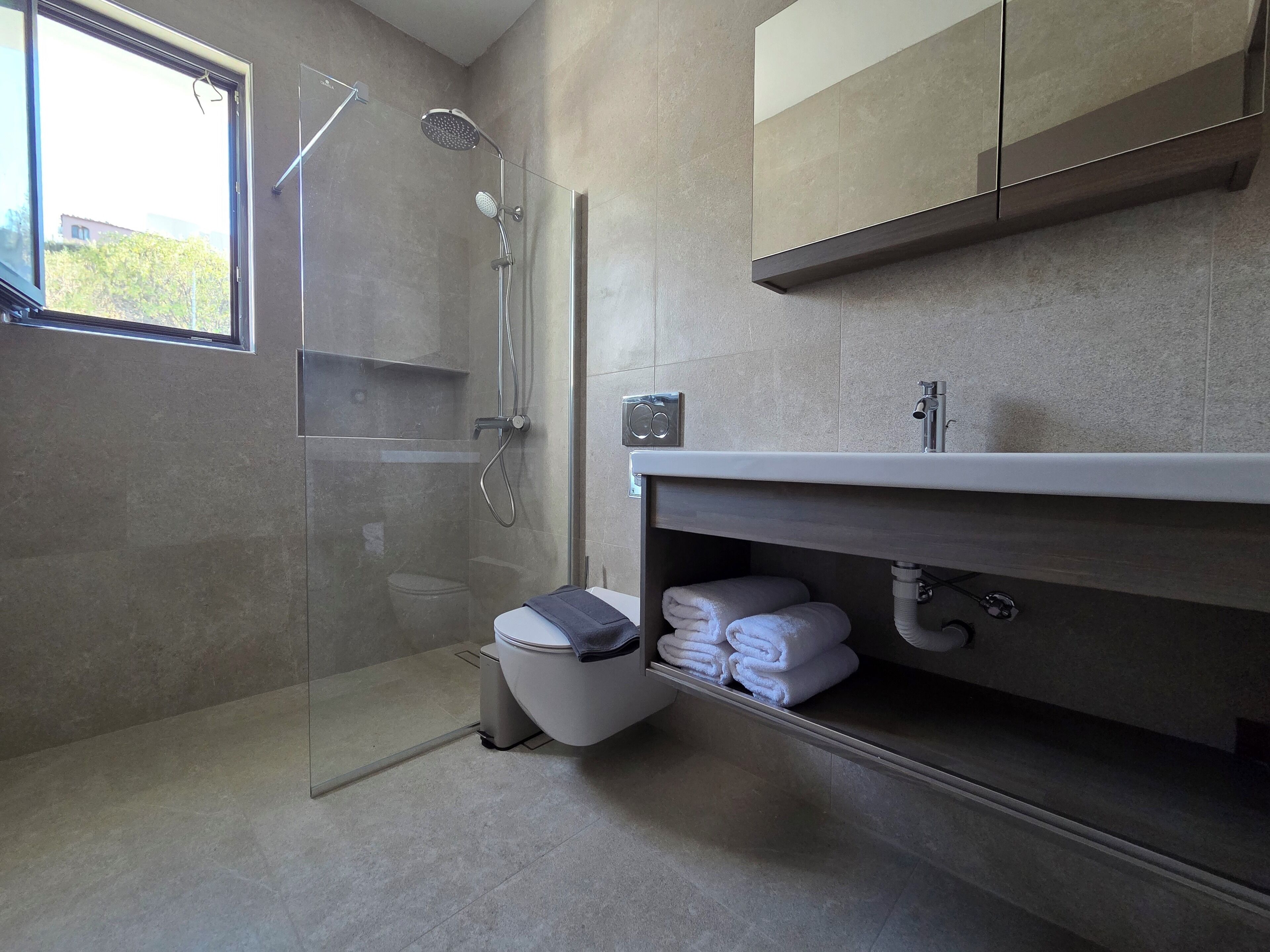 Luxury-Villa, eigener Pool, Meerblick | Badezimmer | Dusche, kostenlose Toilettenartikel, Haartrockner, Handtücher