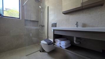Luxury-Villa, eigener Pool, Meerblick | Badezimmer | Dusche, kostenlose Toilettenartikel, Haartrockner, Handtücher