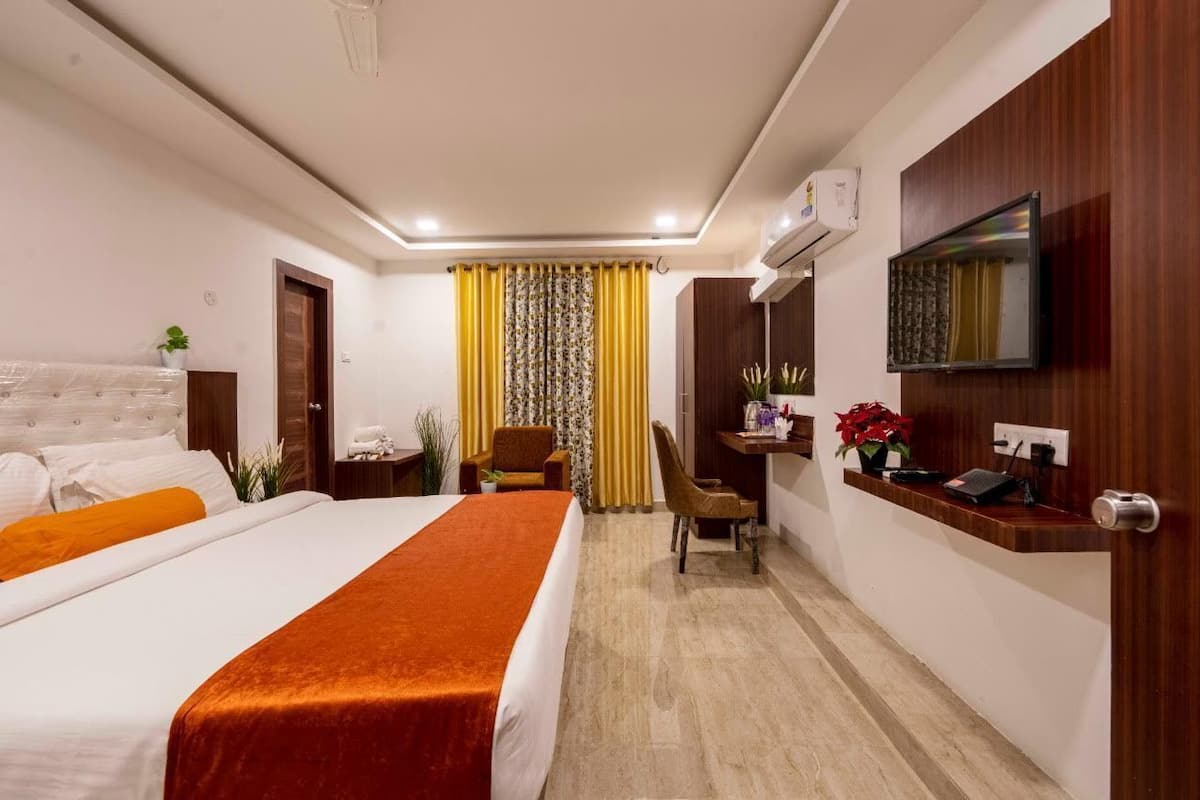 Premium bedding, pillowtop beds, in-room safe, desk