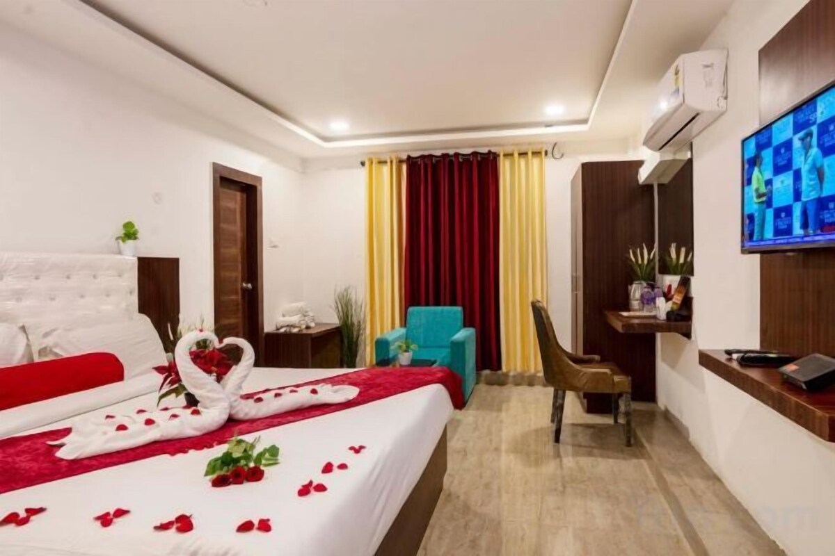 Premium bedding, pillow-top beds, in-room safe, desk