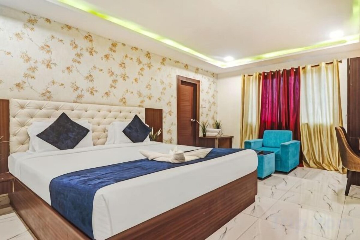 Premium bedding, pillow-top beds, in-room safe, desk