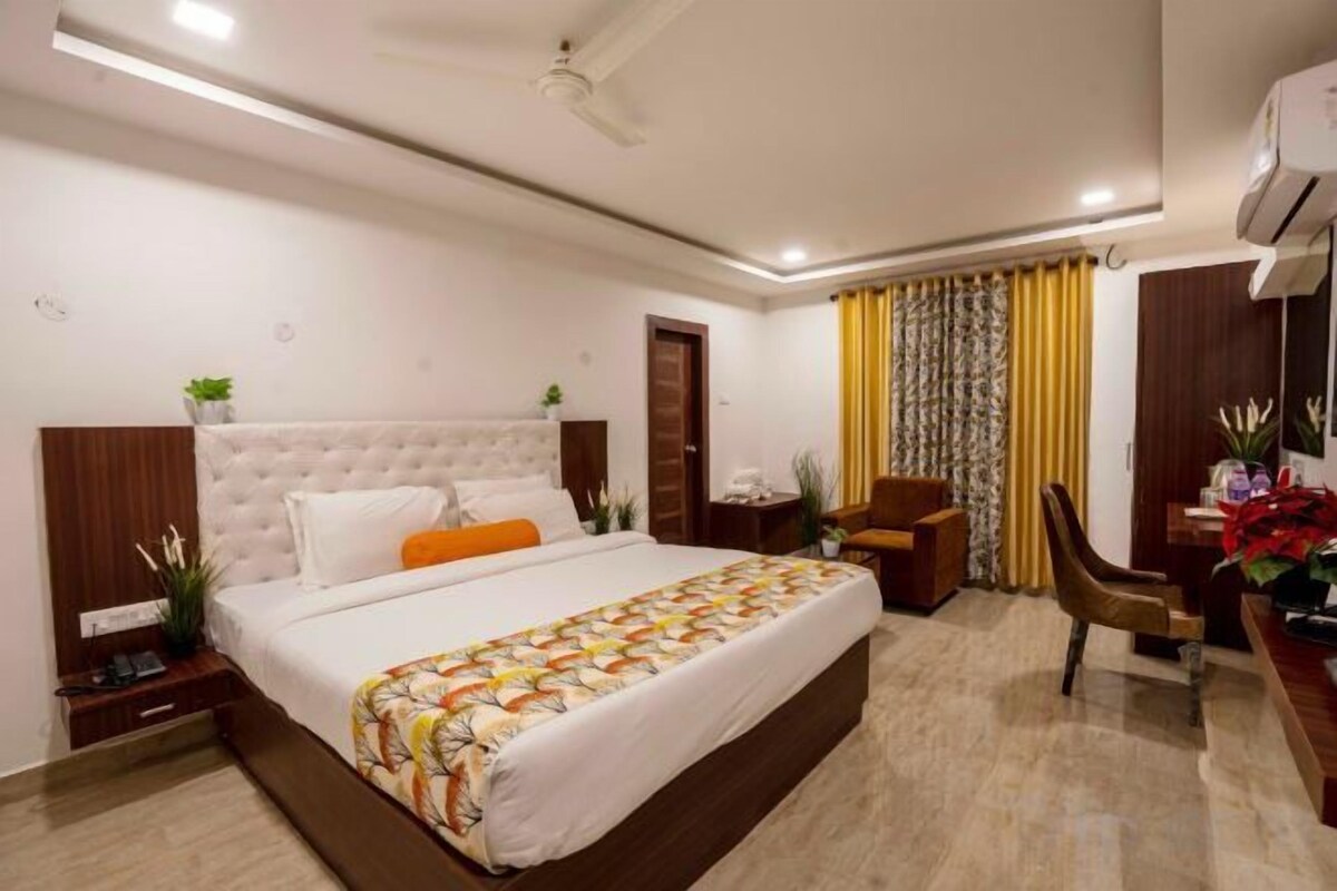 Premium bedding, pillow-top beds, in-room safe, desk