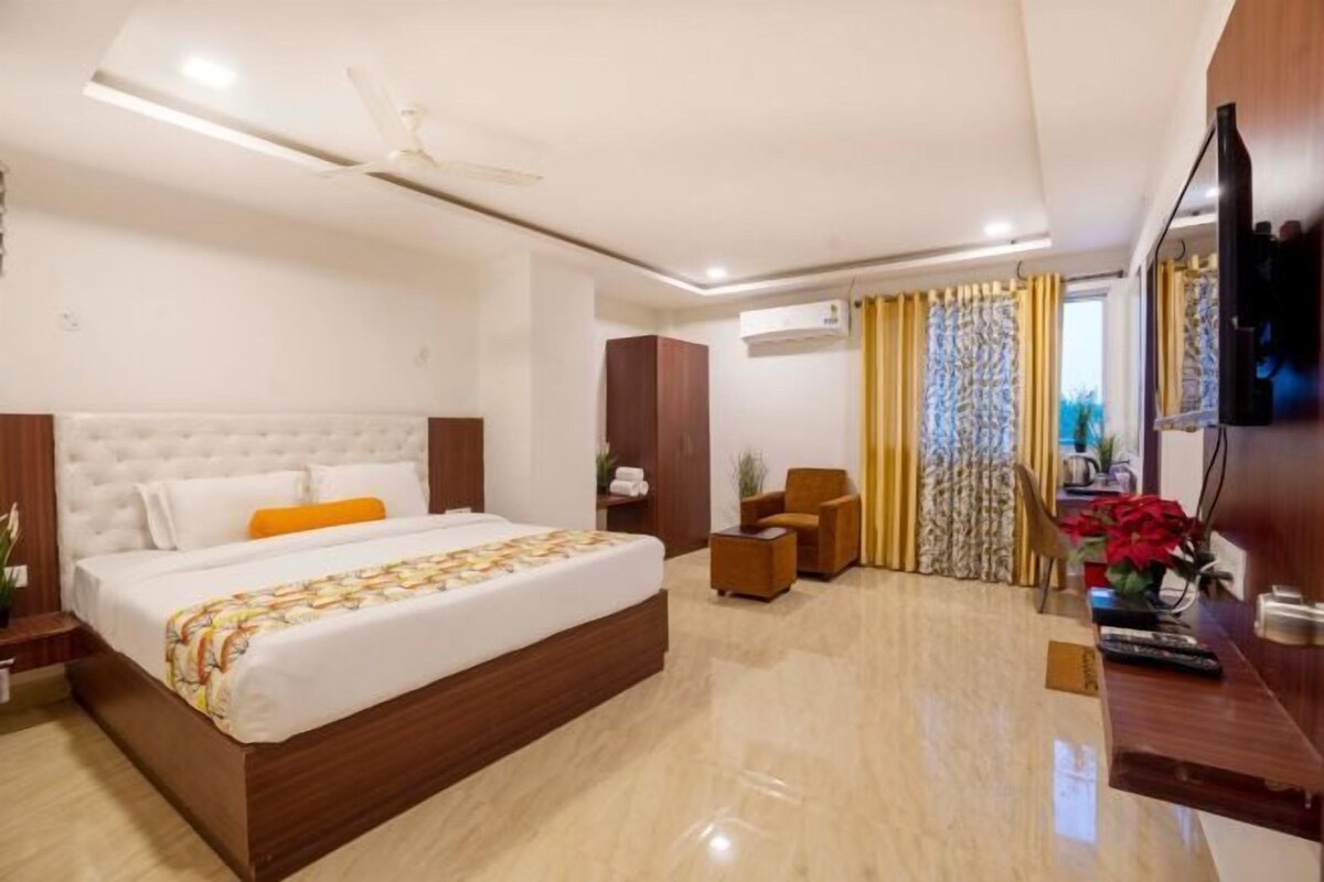 Premium bedding, pillow-top beds, in-room safe, desk
