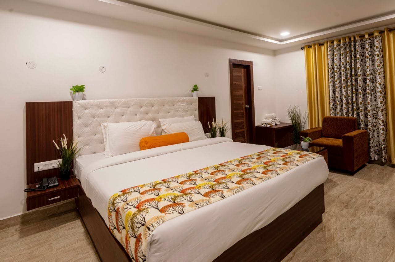 Superior Room, 1 King Bed, Private Bathroom, City View | Premium bedding, pillowtop beds, in-room safe, desk