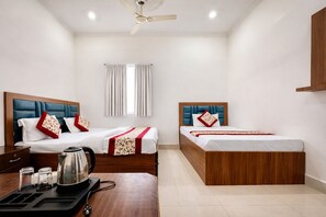 Quarto triplo standard | Roupas de cama antialérgicas, escrivaninha