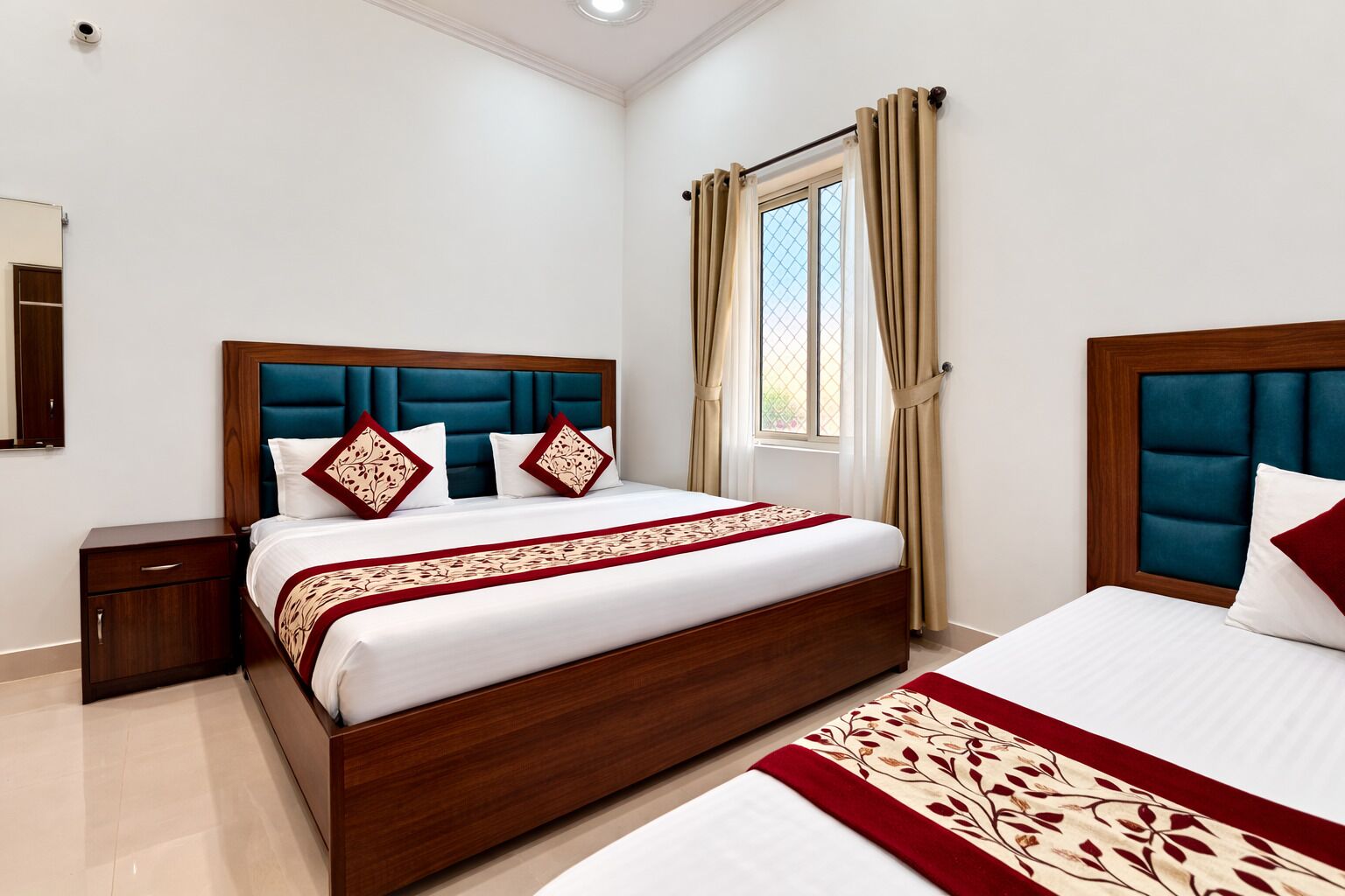 Quarto triplo standard | Roupas de cama antialérgicas, escrivaninha