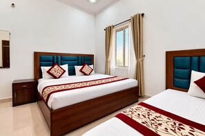 Quarto triplo standard | Roupas de cama antialérgicas, escrivaninha