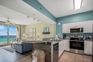 Refrigerador, microondas, horno, placa de cocina