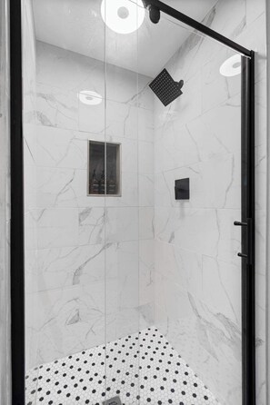 Een douche, een haardroger, handdoeken