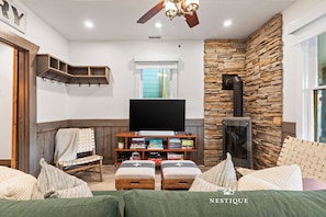 Smart TV, chimenea, libros y estéreo